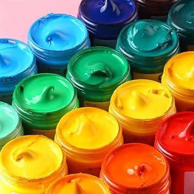 In che modo un agente fissante del colore interagisce con le diverse fibre?